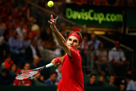  Switzerland's Roger Federer during his Davis Cup semi-final tennis match against Italy's Fabio Fognini at the Palexpo in Geneva,  September 14, 2014. REUTERS/Pierre Albouy (SWITZERLAND)