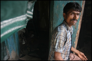  MMumbai(Bombay), Inde, septembre 2007.
Au coeur de Dharavi, le plus grand bidonville d'Asie. 
Véritable ville dans la ville, près d'1 million de personnes vivent et travaillent dans les ruelles sombres et malodorantes de cette fourmillière humaine. 
© Pierre Albouy