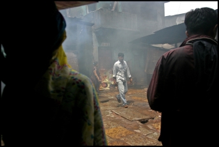  Mumbai(Bombay), Inde, septembre 2007.
Au coeur de Dharavi, le plus grand bidonville d'Asie. 
Véritable ville dans la ville, près d'1 million de personnes vivent et travaillent dans les ruelles sombres et malodorantes de cette fourmillière humaine. 
© Pierre Albouy