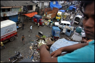  MMumbai(Bombay), Inde, septembre 2007.
Au coeur de Dharavi, le plus grand bidonville d'Asie. 
Véritable ville dans la ville, près d'1 million de personnes vivent et travaillent dans les ruelles sombres et malodorantes de cette fourmillière humaine. 
© Pierre Albouy