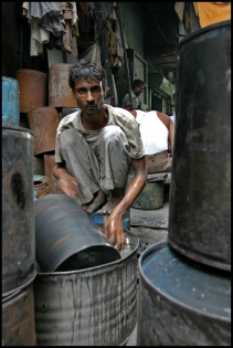  Mumbai(Bombay), Inde, septembre 2007.
Au coeur de Dharavi, le plus grand bidonville d'Asie. 
Véritable ville dans la ville, près d'1 million de personnes vivent et travaillent dans les ruelles sombres et malodorantes de cette fourmillière humaine. 
© Pierre Albouy