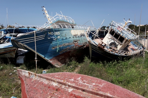  Lampedusa, Italie, le 13 avril 2011.
‟Cimetière‟ de barques de pêcheurs avec lesquelles les migrants en provenance d'afrique du nord arrivent illégalement et en masse sur la petite île italienne de Lampedusa.
©Pierre Albouy