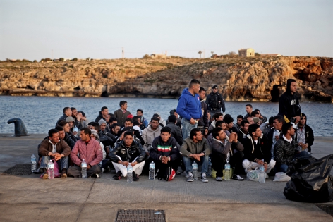  Lampedusa, Italie, le 12 avril 2011.
Procédure d'évacuation massive de migrants en provenance d'afrique du nord a été effectuée par la police italienne sur la petite île de Lampedusa, située au large de la Sicile et proche des côtes africaines. Ici, des personnes d'origine tunisienne sont fouillées avant de monter dans un bâteauau(L'Excelsior)qui les transfèrent vers Catane en Sicile. Environ 850 personnes ont été évacuées aujourd'hui, par voie maritime et aérieenne.
©Pierre Albouy