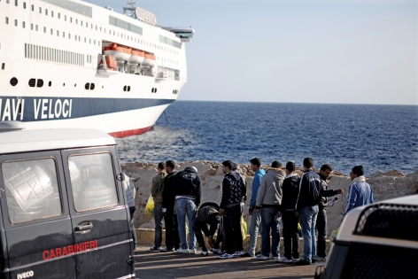  Lampedusa, Italie, le 12 avril 2011.
Procédure d'évacuation massive de migrants en provenance d'afrique du nord a été effectuée par la police italienne sur la petite île de Lampedusa, située au large de la Sicile et proche des côtes africaines. Ici, des personnes d'origine tunisienne sont fouillées avant de monter dans un bâteauau(L'Excelsior)qui les transfèrent vers Catane en Sicile. Environ 850 personnes ont été évacuées aujourd'hui, par voie maritime et aérieenne.
©Pierre Albouy