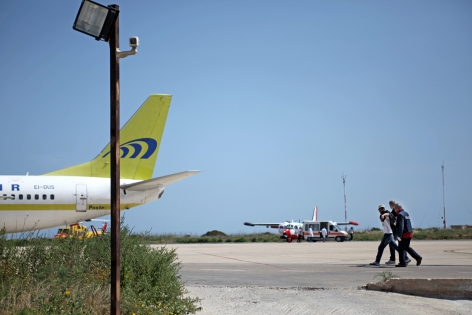  Lampedusa, Italie, le 12 avril 2011.
Procédure d'évacuation massive de migrants en provenance d'afrique du nord a été effectuée par la police italienne sur la petite île de Lampedusa, située au large de la Sicile et proche des côtes africaines. Ici, à l'aéroport de Lampedusa, des migrants tunisiens sont expulsés de force par avion vers leur pays. Environ 850 personnes ont été évacuées aujourd'hui, par voie maritime et aérieenne.
©Pierre Albouy