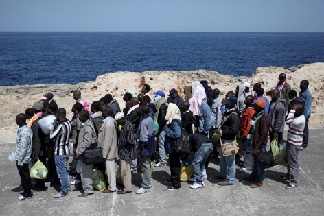  Lampedusa, Italie, le 12 avril 2011.
Procédure d'évacuation massive de migrants en provenance d'afrique du nord a été effectuée par la police italienne sur la petite île de Lampedusa, située au large de la Sicile et proche des côtes africaines. Ici, les migrants sont fouillés avant de monter dans un bateau(L'Excelsior)qui les transfèrent vers Catane en Sicile. Environ 850 personnes ont été évacuées aujourd'hui, par voie maritime et aérieenne.
©Pierre Albouy