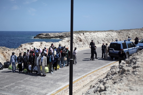  Lampedusa, Italie, le 12 avril 2011.
Procédure d'évacuation massive de migrants en provenance d'afrique du nord a été effectuée par la police italienne sur la petite île de Lampedusa, située au large de la Sicile et proche des côtes africaines. Ici, les migrants sont fouillés avant de monter dans un bateau(L'Excelsior)qui les transfèrent vers Catane en Sicile. Environ 850 personnes ont été évacuées aujourd'hui, par voie maritime et aérieenne.
©Pierre Albouy