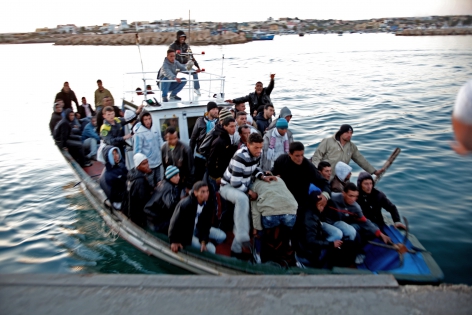  Lampedusa, Italie, le 12 avril 2011.
Une barque chargée de 57 migrants en provenance de Tunisie entre dans le port de la petite île de Lampedusa, située au large de la Sicile et proche des côtes africaines. La traversée sur ce type d'embarcation dure environ de 24h. Les migrants doivent payer autour de mille euros aux passeurs qui les font traverser. Dès leur arrivée dans le port, les migrants sont pris en charge par la police et transférés vers un centre de transit construit à cet effet.
©Pierre Albouy