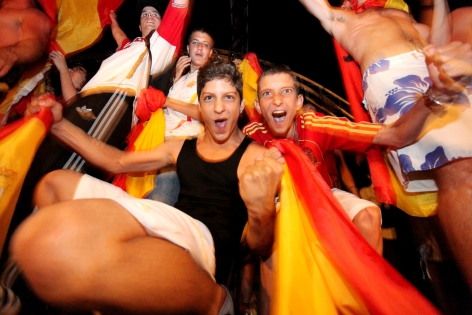  Geneve, le 7 juillet 2010.
Les supporters espagnols ftent la victoire de leur equipe pour la finale du mondial 2010. Ici a la fan zone des Vernets
©Pierre Albouy/Tribune de Geneve