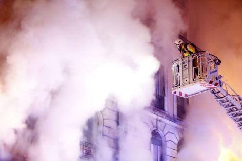  Geneve, le 13 fevrier 2012.
Important incendie a l'angle de la rue de la jonction et de la rue du Quartier Neuf. Ici les pompiers a l'oeuvre dans une epaisse fumee.
©Pierre Albouy/Tribune de Geneve