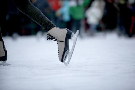  Genève, le 2 decembre 2012.Premier froid hivernal à Genève. La patinoire du Parc des Bastions. Les enfants et leurs parents sont venus s'initier ou se prefectionner à la pratique du patin à glace.©Pierre Albouy