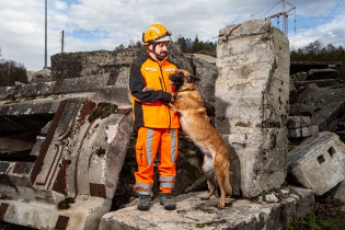  Gregoire Jouvenat et sa chienne lors d?un entrainement de recherche de personne. Photo TPG/Pierre Albouy