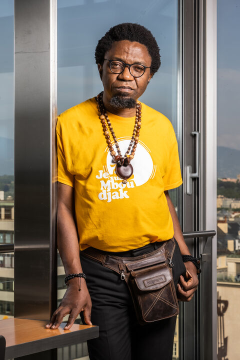 Patrice Nganang pour Le Temps Genève, le 21 juillet 2021.
L'écrivain camerounais Patrice Nganang, pose au dernier étage de l'hôtel Cornavin.
Photo Pierre Albouy pour Le Temps